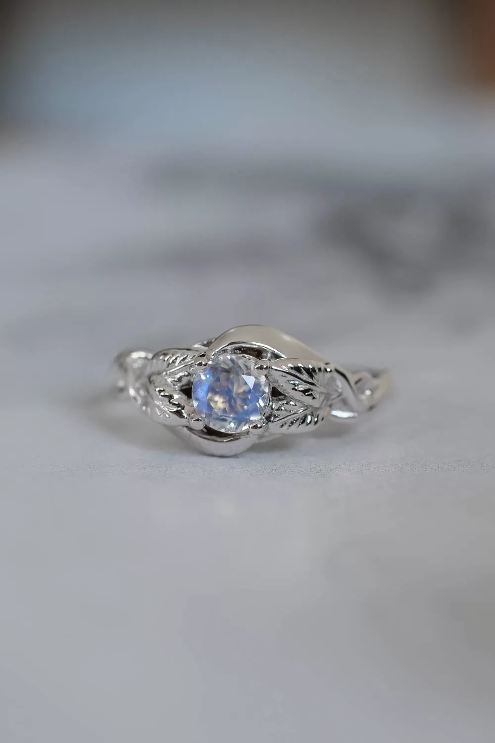 Woman engagement ring with moonstone in white gold / Azalea