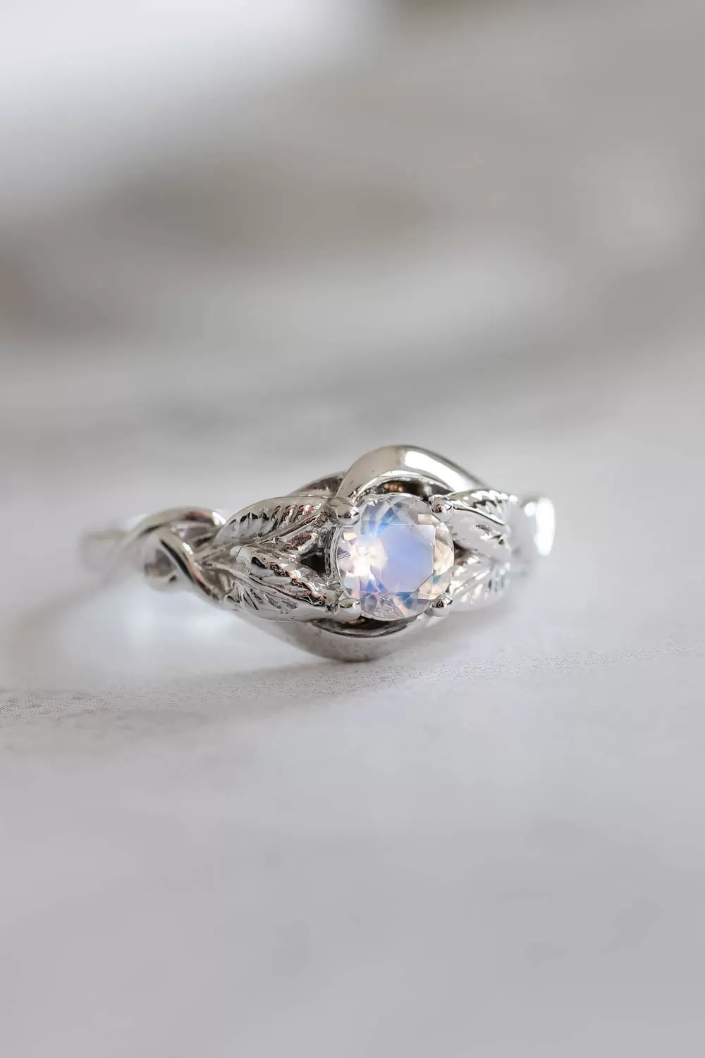 Woman engagement ring with moonstone in white gold / Azalea